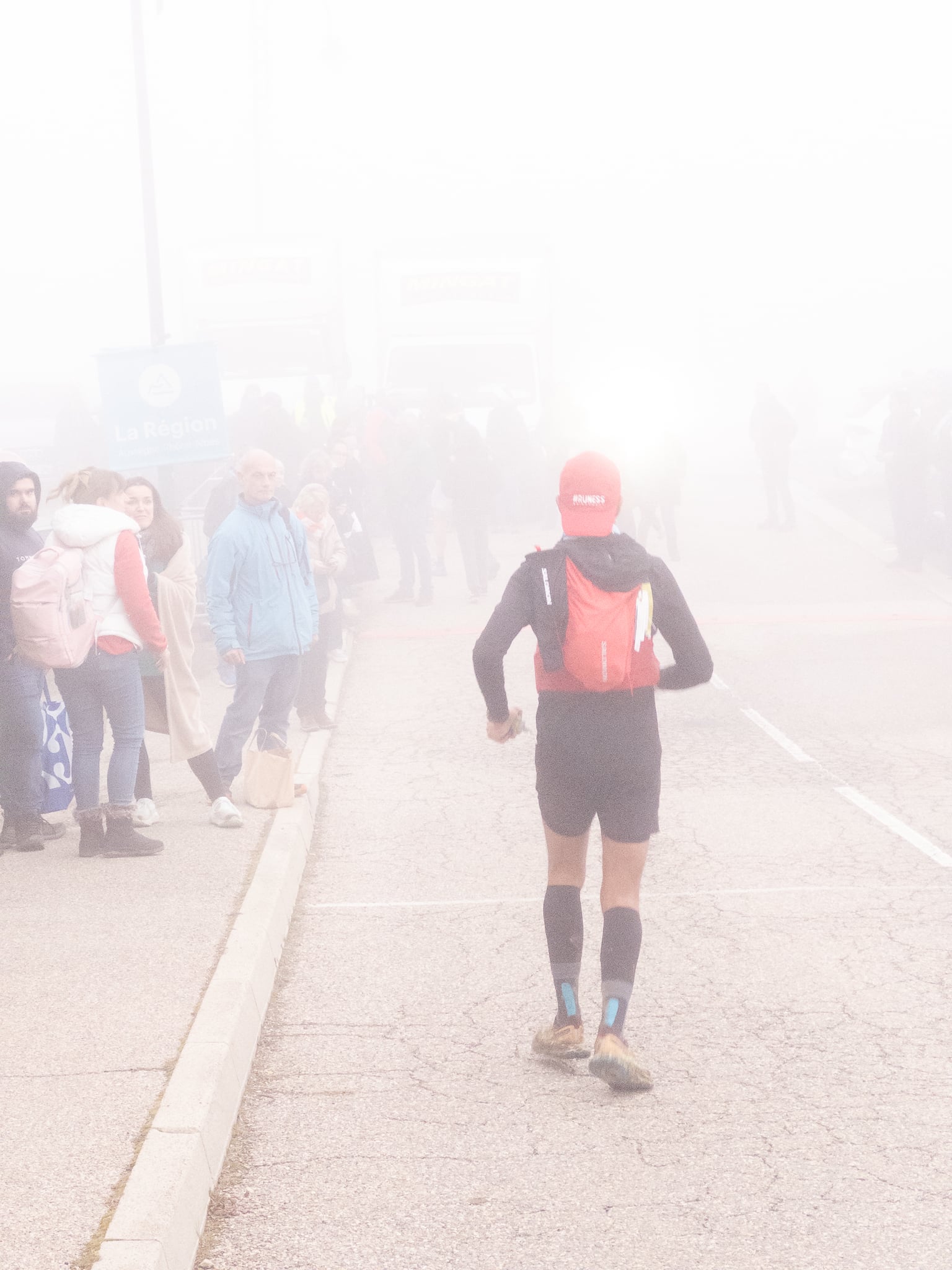 SAINTÉLYON 2025 : des photos à Saint Christo en Jarez 16 passage a st cristo dans un epais brouillard