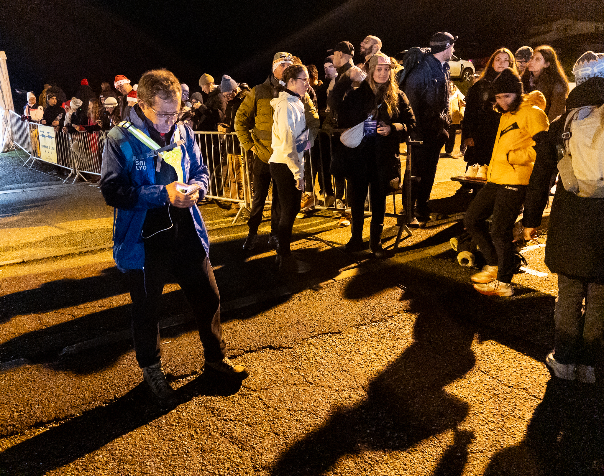 SAINTÉLYON 2025 : des photos à Saint Christo en Jarez 15 philippe veille au bon deroulement