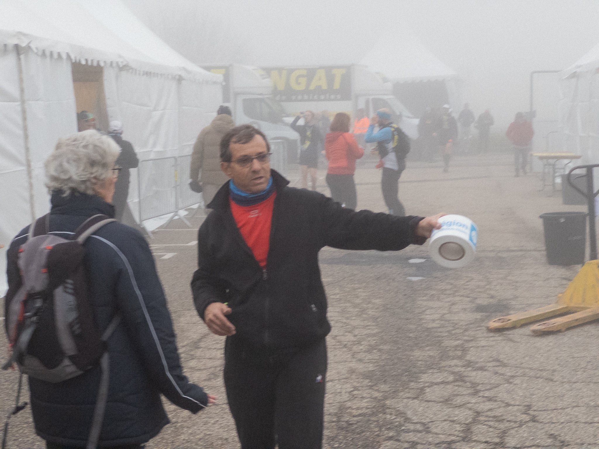 SAINTÉLYON 2025 : des photos à Saint Christo en Jarez 14 preparation st cristo dans le brouillard